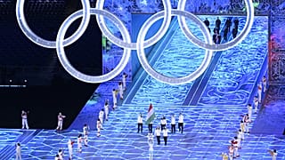 Tóth Zita és Kékesi Márton vitték a zászlót a magyar küldöttség élén a XXIV. téli olimpia nyitóünnepségén a pekingi Nemzeti Stadionban.