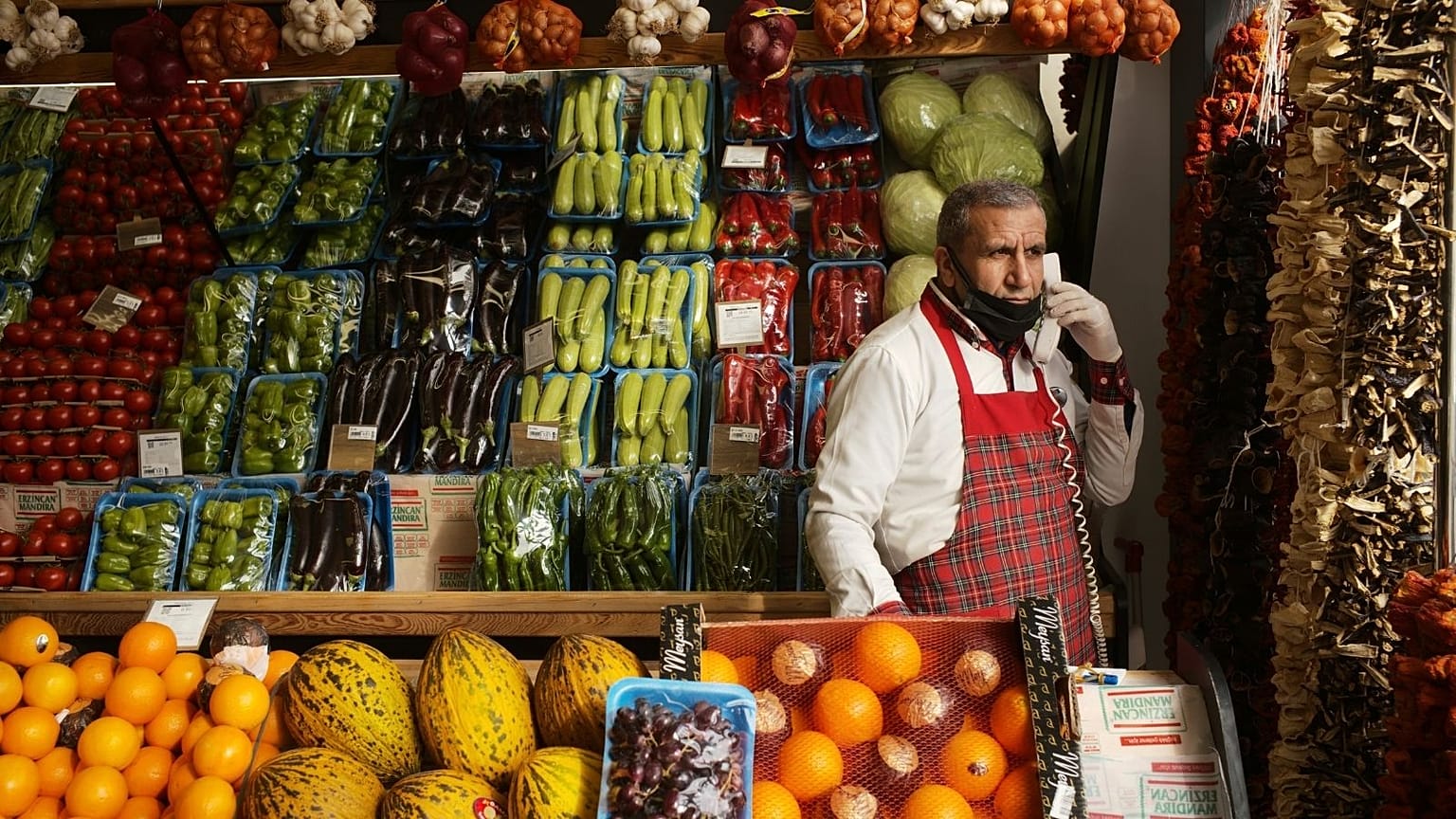 یک میوه فروشی در ترکیه