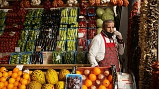 یک میوه فروشی در ترکیه