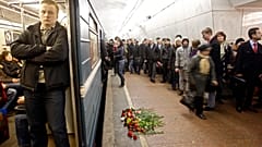 Москвичи возлагают цветы на месте взрыва на станции "Лубянка". 29 марта 2010. 