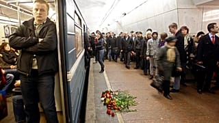 Москвичи возлагают цветы на месте взрыва на станции "Лубянка". 29 марта 2010.