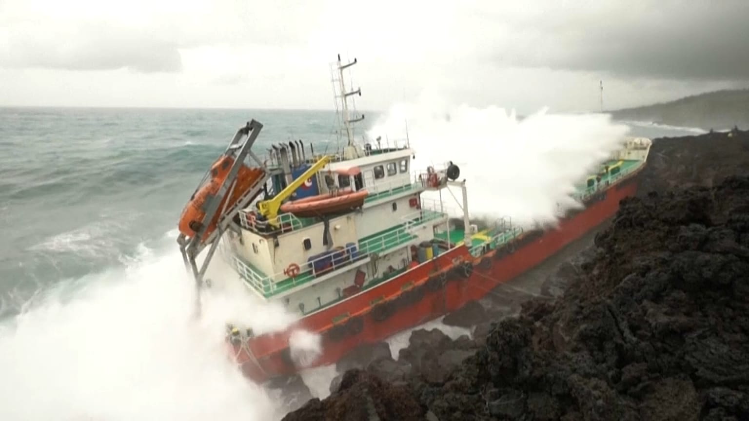 El petrolero Tresta Star encalla por el temporal