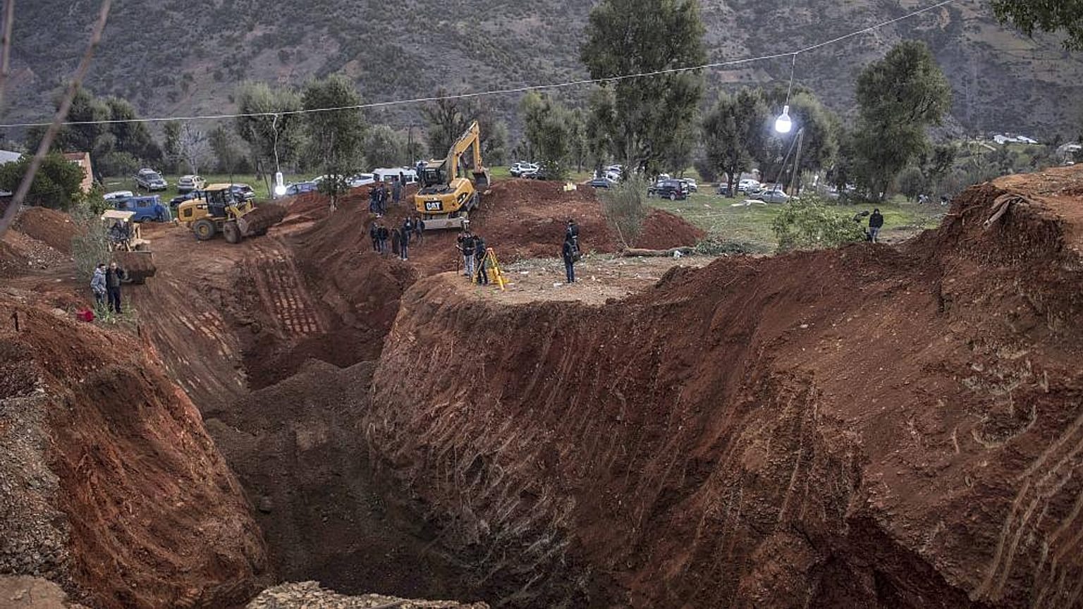 Kurtarma ekipleri buldozerlerle kuyuya paralel bir şekilde kazı çalışması yürütüyor