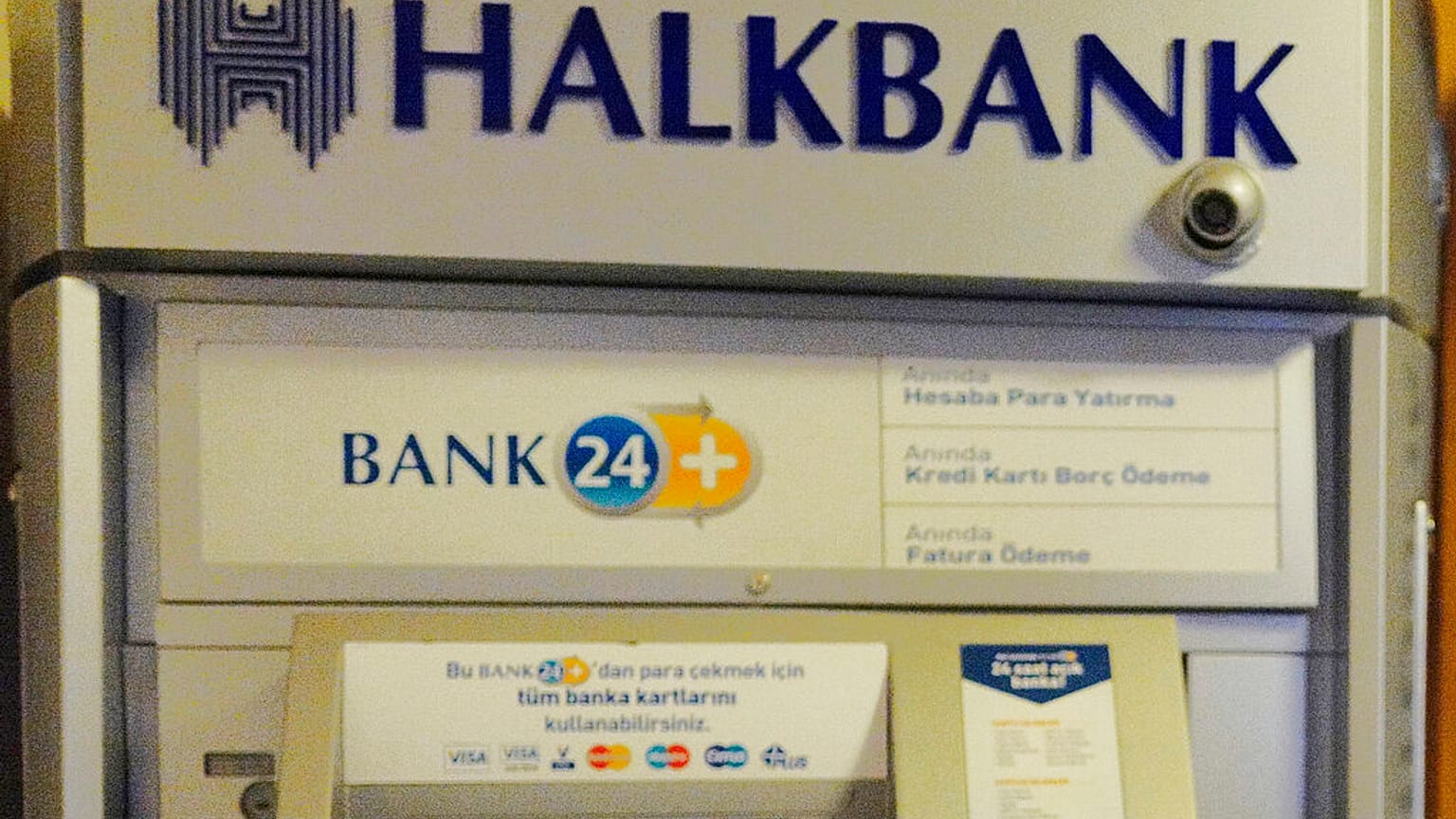 Halkbank 1976 tarihli Bağımsız Yabancı Devlet Dokunulmazlığı Yasası kapsamında olduğu için Amerikan mahkemelerinin bankayı yargılamaya hakkı olmadığını savunuyor