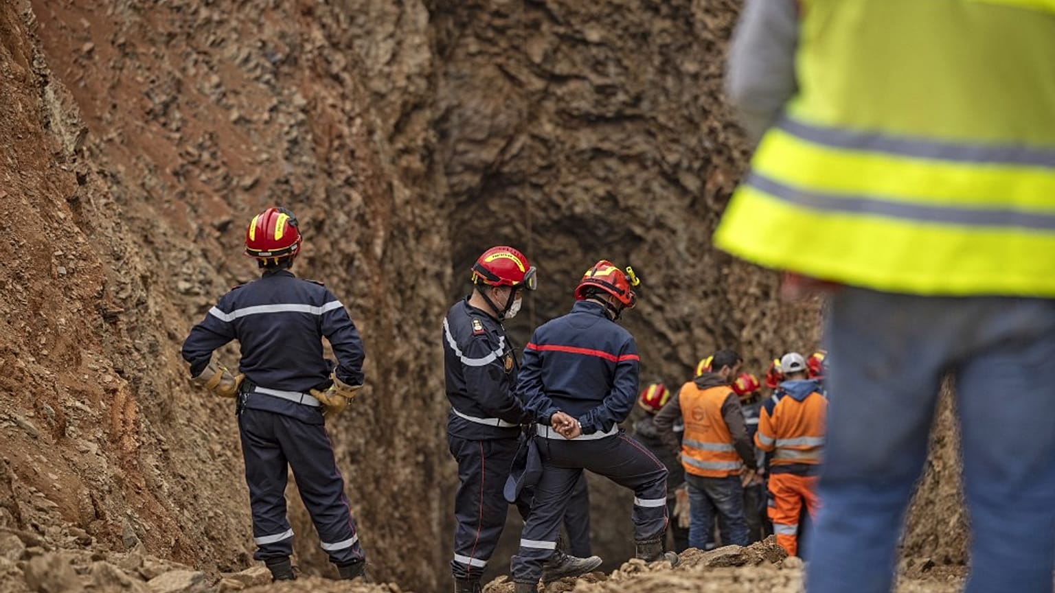 Nach Sturz in engen Brunnen: Rettungskräfte arbeiten sich vorsichtig zu eingesperrtem Jungen vor