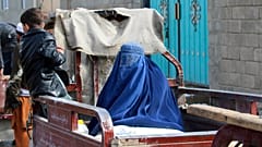 Eltern bieten ihre Tochter Hajira (5) Männern zum Kauf an