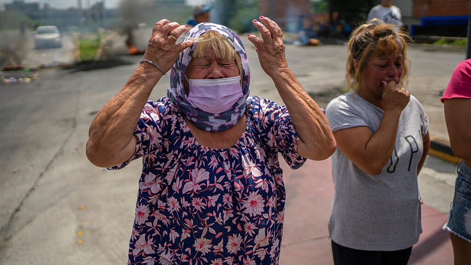 Lucia Galloso proteste contre l'arrestation d'habitants de Puerta 8, au nord de Buenos Aires, où, selon la police, de la cocaïne contaminée aurait été vendue.
