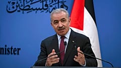Le Premier ministre palestinien Mohammad Shtayyeh lors d'une conférence de presse à Ramallah en Cisjordanie, jeudi 9 décembre 2021.