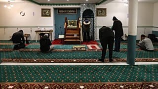 مصلون يؤدون الصلاة في مسجد "المدينة المنورة" بمدينة كان جنوب فرنسا. 