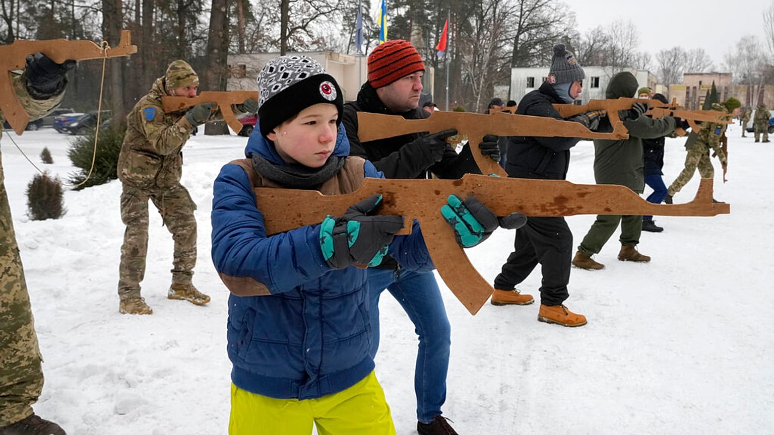 Demo für Frieden und Üben für den Krieg in der Ukraine