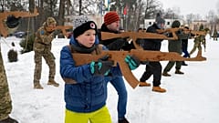 Demo für Frieden und Üben für den Krieg in der Ukraine