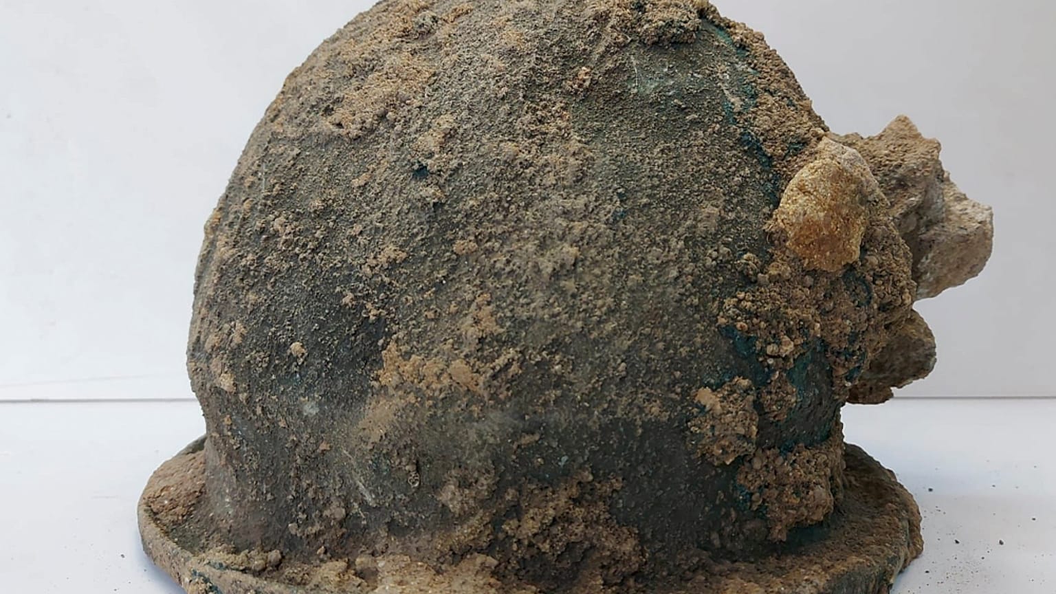 İtalya'da 6. yüzyıldan kalma savaş miğferı bulundu 
