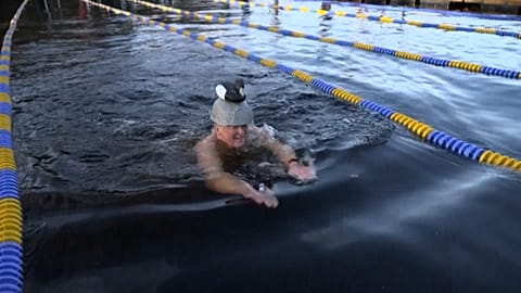 Schwimmen in eiskaltem Wasser in Stockholm 