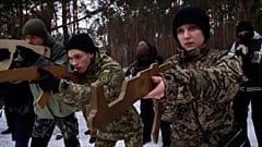 Ukrayna'da siviller, olası bir Rus işgali karşısında silah eğitimi alıyor