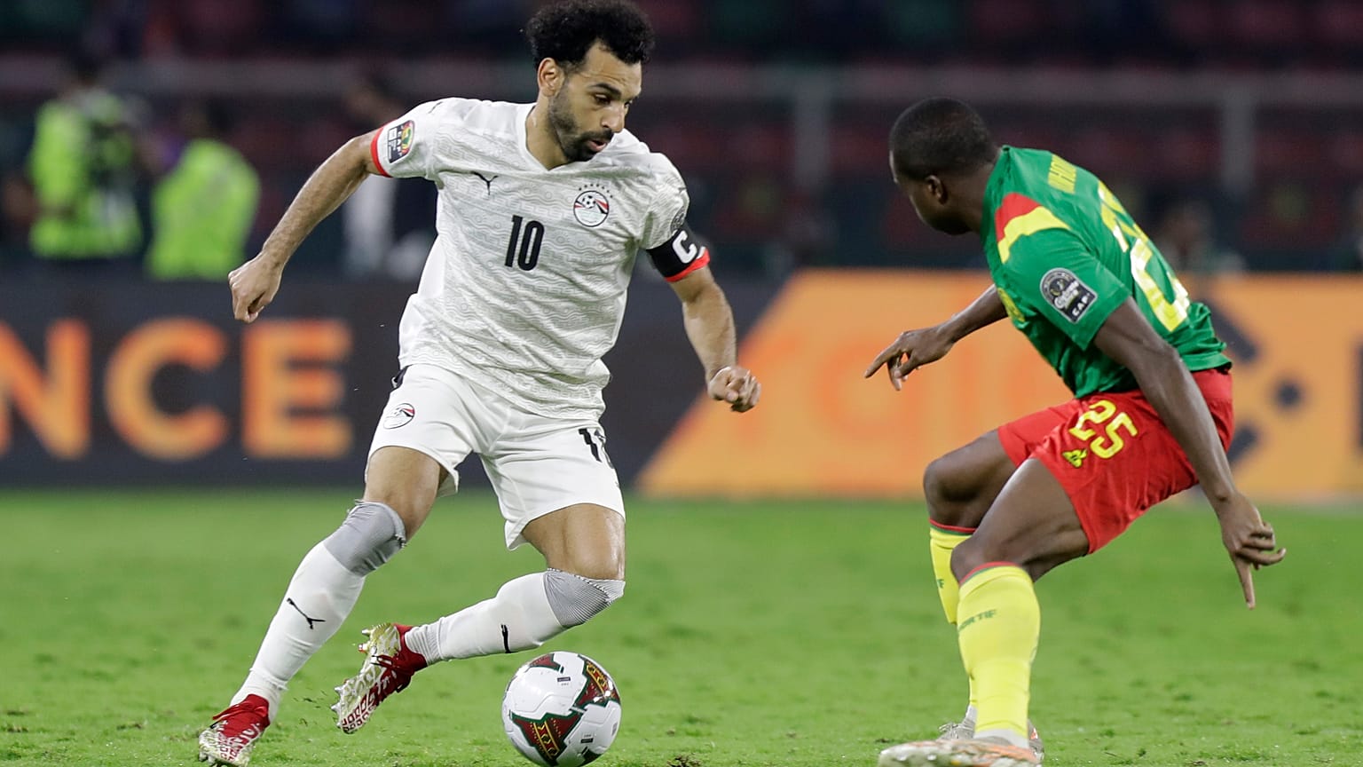 محمد صلاح أمام الكاميروني نوهو تولو خلال مباراة نصف نهائي كأس الأمم الأفريقية لكرة القدم. 2022/02/03