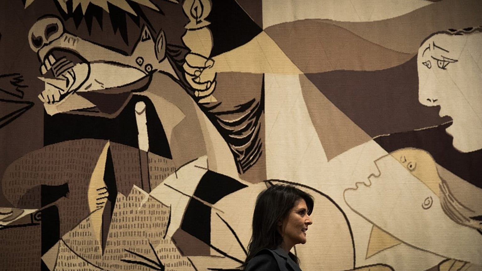 L'arazzo di Guernica nella sede delle Nazioni Unite a New York. Il capolavoro di Picasso è stato restituito in prestito ai locali ONU dai Rockefeller che lo possiedono
