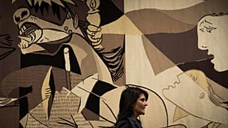 L'arazzo di Guernica nella sede delle Nazioni Unite a New York. Il capolavoro di Picasso è stato restituito in prestito ai locali ONU dai Rockefeller che lo possiedono