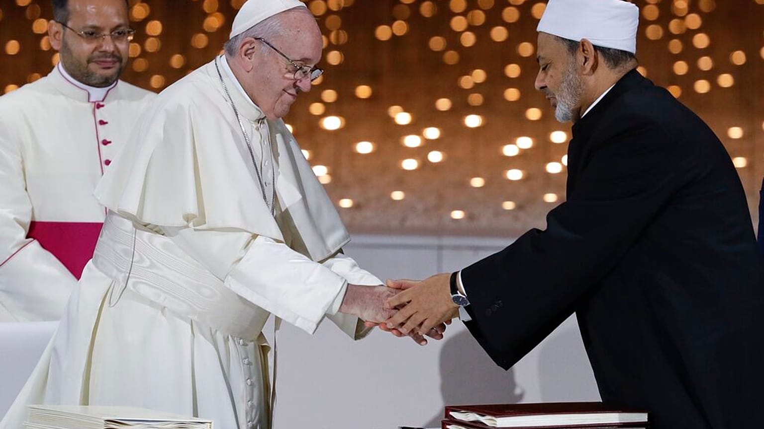 Archives : rencontre du pape François (à g.) avec le Grand imam d'Al-Azhar Ahamad al-Tayyeb, à Abou Dhabi, le 04/02/2022