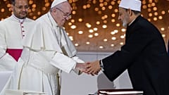 El Papa Francisco saluda al jeque Ahmad al-Tayyeb, gran imán de Al-Azhar de Egipto, tras un encuentro interreligioso en el Monumento al Fundador en Abu Dhabi