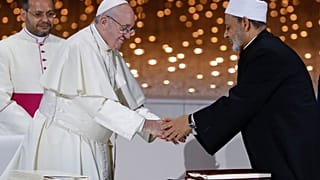 Archives : rencontre du pape François (à g.) avec le Grand imam d'Al-Azhar Ahamad al-Tayyeb, à Abou Dhabi, le 04/02/2022