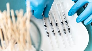 Comirnaty-vakcinával töltött fecskendők a Szabolcs-Szatmár-Bereg Megyei Kórházak és Egyetemi Oktatókórház Nyírbátori Szakrendelőjében kialakított oltóponton 2022. február 4-én