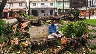 Un homme assis sur un banc à Antsirabe (Madagascar), suite au passage du cyclone Batsirai, le 6 février 2022