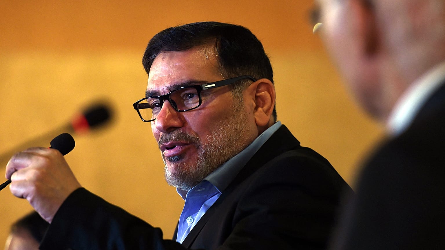 علي شمخاني، أمين المجلس الأعلى للأمن القومي الإيراني، خلال مؤتمر صحفي في إسلام أباد، الباكستان.