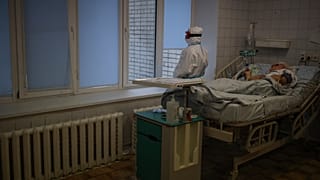 Хотя Омикрон модет вызывать не такие серьёзные симптомы, как другие штаммы, темпы госпитализаций в России растут