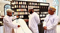 خياط عماني يعرض دشداشة في متجر بالعاصمة العمانية مسقط في 10 يناير 2022.