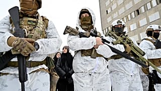 Militares ucranianos treinam civis em Kiev
