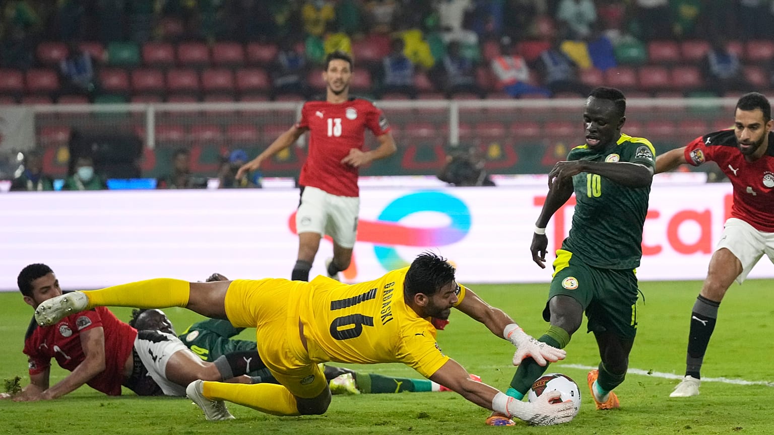 حارس مرمى مصر محمد أبو جبل ينقذ محاولة تهديف للسنغالي ساديو ماني خلال نهائي كأس الأمم الأفريقية في الكاميرون. 2022/02/06