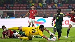 حارس مرمى مصر محمد أبو جبل ينقذ محاولة تهديف للسنغالي ساديو ماني خلال نهائي كأس الأمم الأفريقية في الكاميرون. 2022/02/06