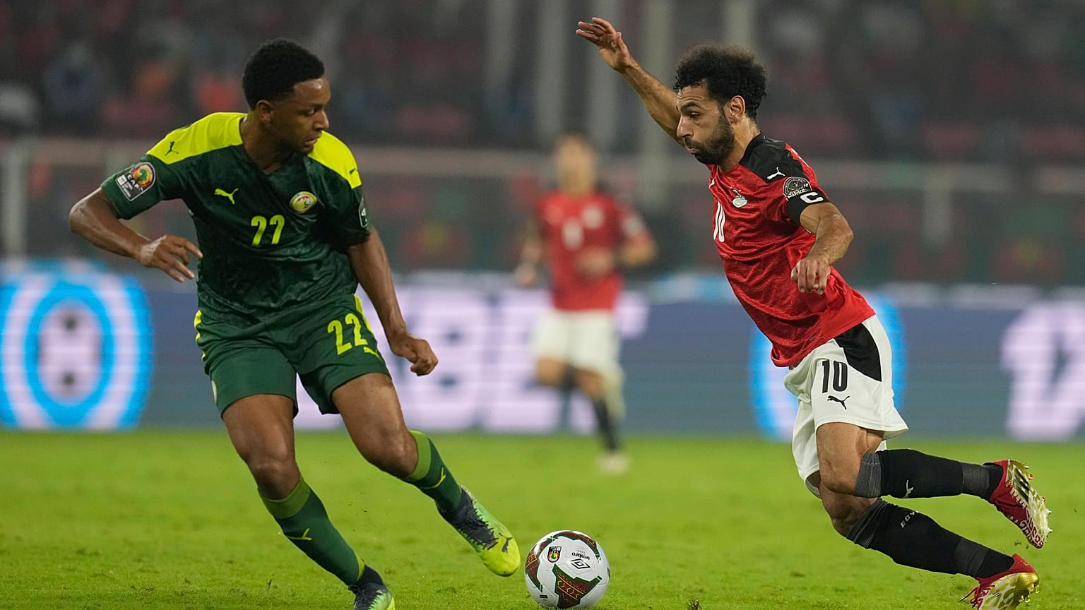 A szenegáli Abdou Diallo és az egyiptomi Mohamed Szaláh az Afrika-kupa döntőjében