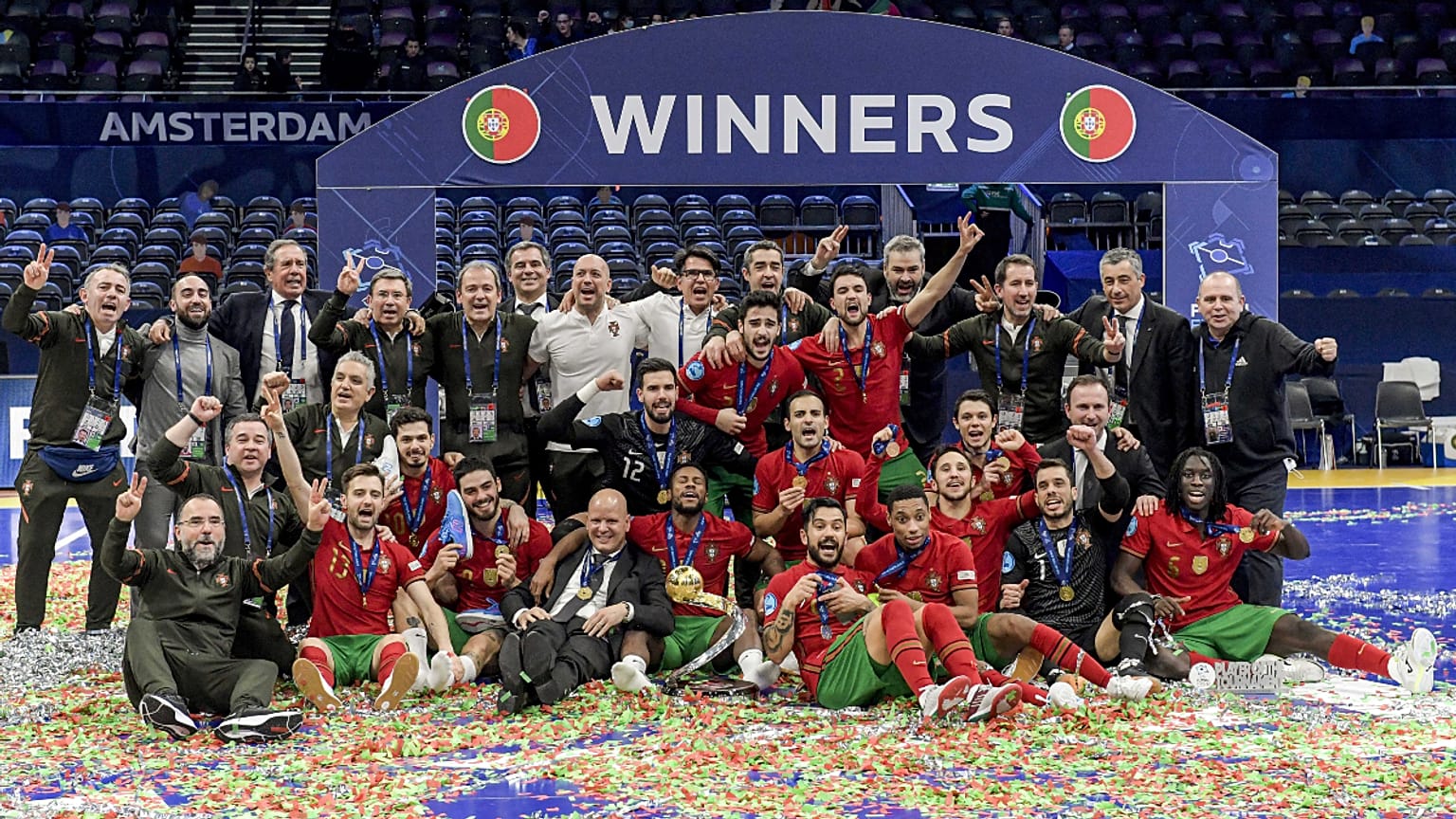 Portugal celebra título de bicampeão da Europa de futsal