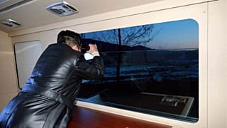 رهبر کره شمالی در حال نظارت بر آزمایش موشک مافوق صوت، ژانویه ۲۰۲۲
