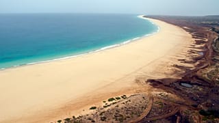 Costa da ilha da Boavista, onde o biólogo espanhol Pedro Diaz, fundador da Bios.CV, trabalha nos projetos de conservação de tartarugas marinhas desde 1999