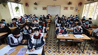 طلاب في مدرسة دينه كونغ الثانوية في هانوي، فيتنام.