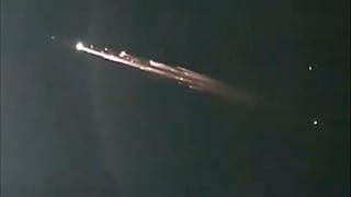 Captura de imagen de un video que captó la extraña luz que surcó el cielo de Baja California Sur, en México. 
