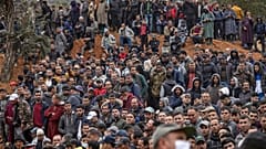 مغربيون بجانب بئر الذي علق به الطفل ريان.