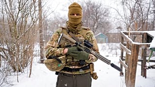 Un francotirador ucraniano se desplaza a una posición en la línea del frente en la región de Luhansk, al este de Ucrania