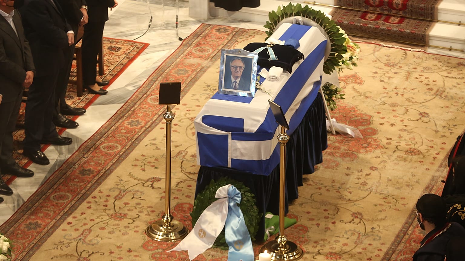 Η σορός του πρώην Προέδρου της Δημοκρατίας Χρήστου Σαρτζετάκη μέσα στη Μητρόπολη Αθηνών, όπου και θα τελεστεί η εξόδιος ακολουθία,
