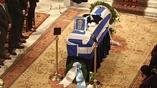 Η σορός του πρώην Προέδρου της Δημοκρατίας Χρήστου Σαρτζετάκη μέσα στη Μητρόπολη Αθηνών, όπου και θα τελεστεί η εξόδιος ακολουθία,