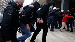 Αστυνομικοί οδηγούν τους συλληφθέντες για τη δολοφονία του 19χρονου Άλκη, στην ανακρίτρια Θεσσαλονίκης