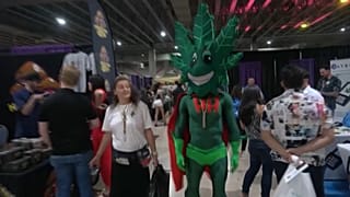 En plena legalidad: 40 conferenciantes, 150 expositores, venta e información a la luz del día.