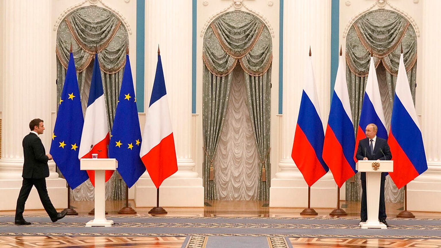El presidente francés, Emmanuel Macron, y el ruso, Vladimir Putin, durante la rueda de prensa en Moscú