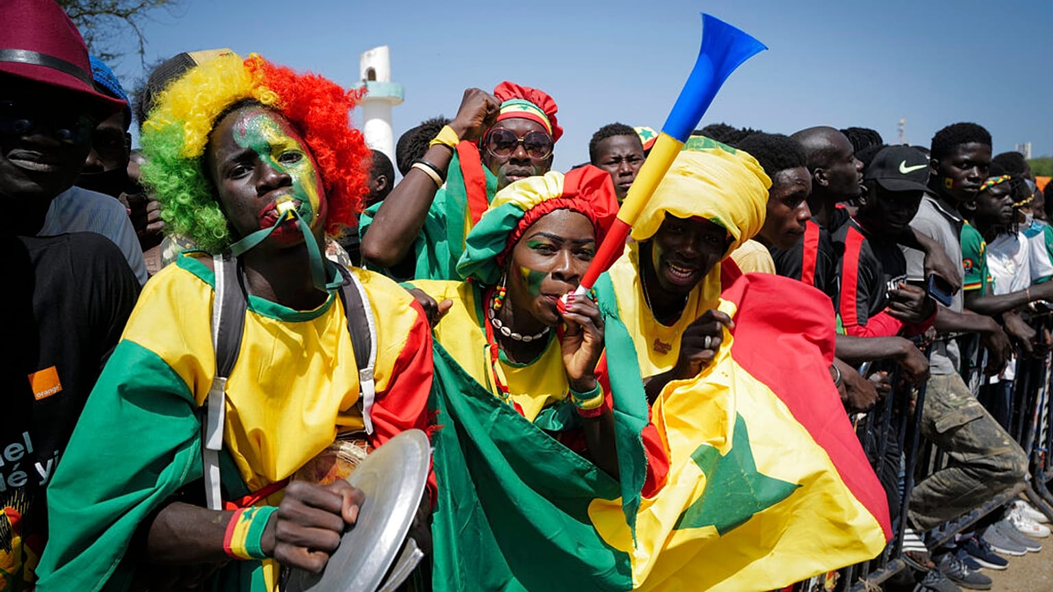Des fans de football sénégalais célèbrent en attendant le retour de leur équipe nationale de football à Dakar, Sénégal, lundi 7 février 2022. 