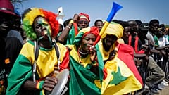 Des fans de football sénégalais célèbrent en attendant le retour de leur équipe nationale de football à Dakar, Sénégal, lundi 7 février 2022. 