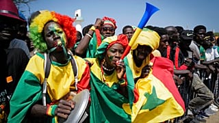 Des fans de football sénégalais célèbrent en attendant le retour de leur équipe nationale de football à Dakar, Sénégal, lundi 7 février 2022. 