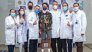 Egan Bernal junto al equipo de médicos que le trató.