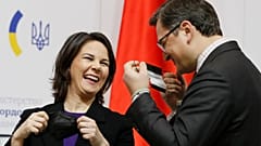 Baerbock mit ihrem ukrainischen Amtskollegen Dmytro Kuleba
